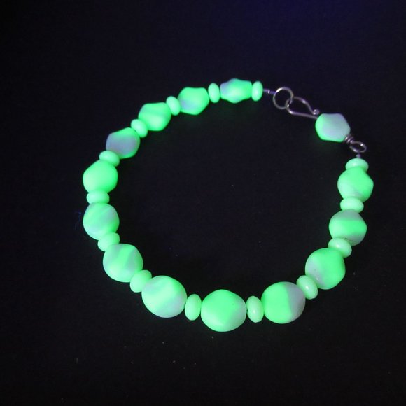 Uranium glass bead bracelet - Picture 1 of 16